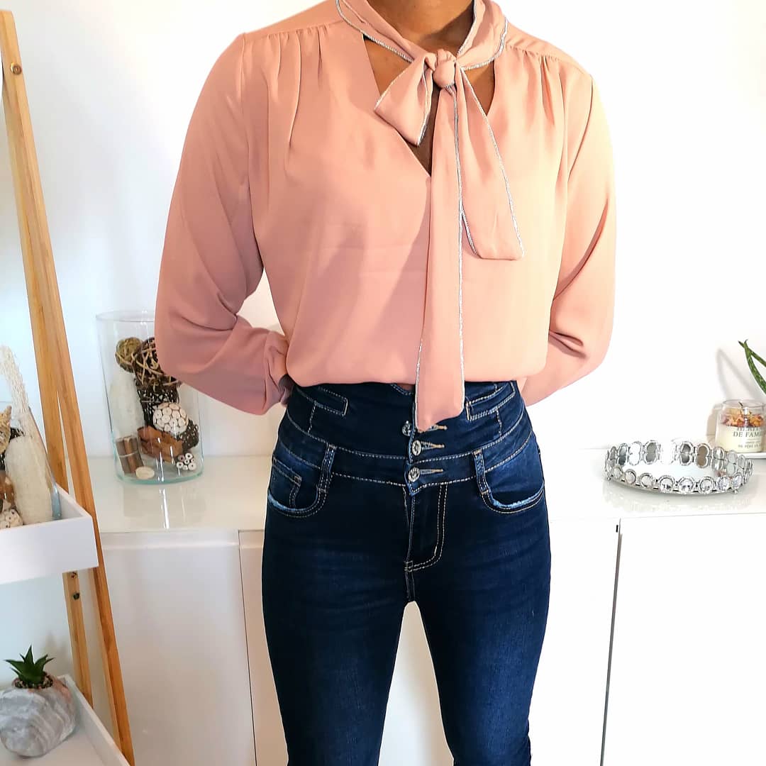 Blouse à Cravatte
