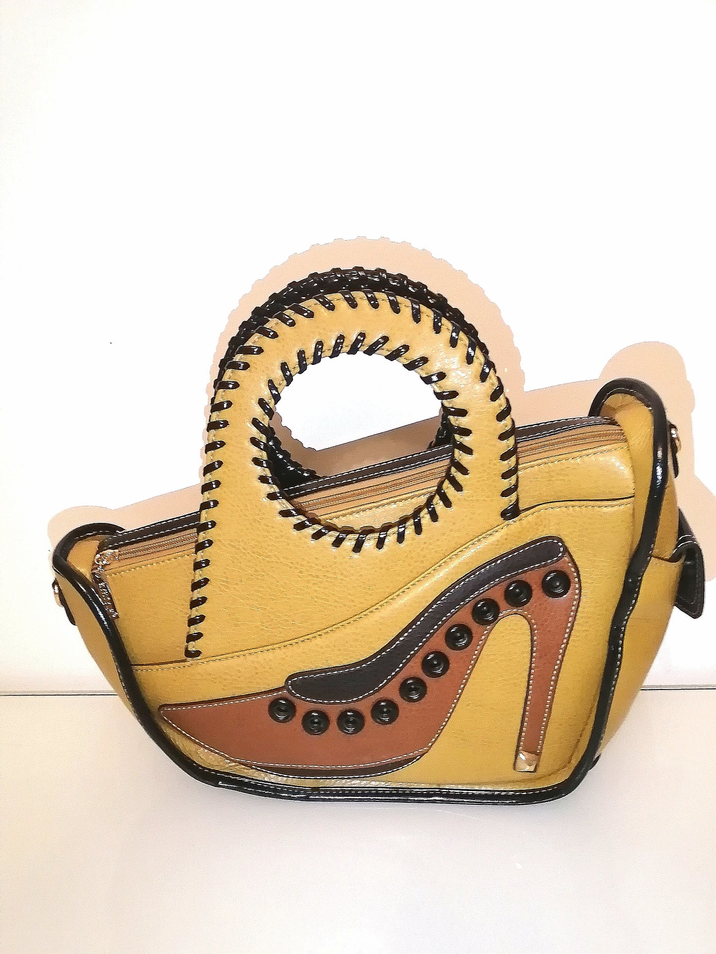 Sac en cuir maroquinerie artisanale en forme de talon moutarde
